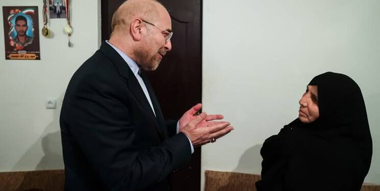 قالیباف به دیدار خانواده شهید عجمیان رفت+ عکس