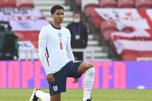 فیلم / ماجرای زانو زدن بازیکنان تیم ملی انگلیس