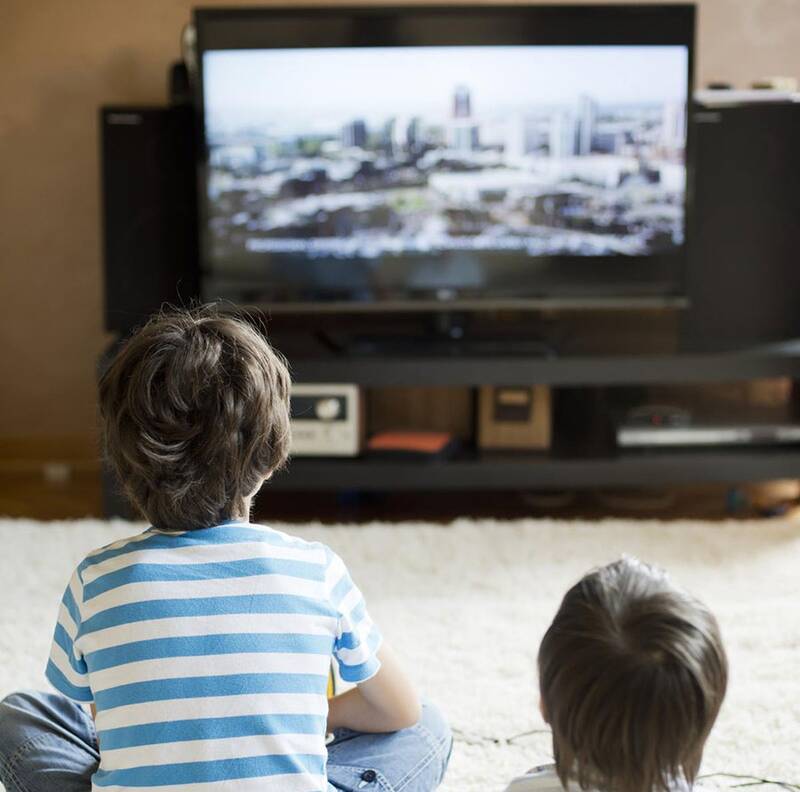 چقدر بچهها را در جریان حوادثِ این روزها قرار دهیم؟/ باید و نبایدهایی برای در امان ماندن بچهها