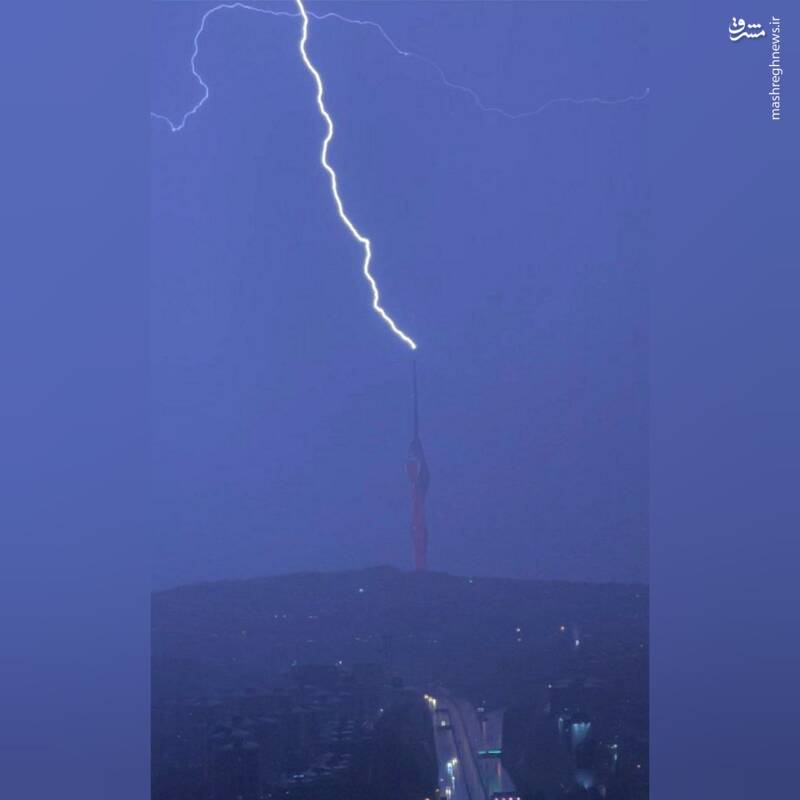 عکس/ لحظه اصابت صاعقه به برج مخابراتی