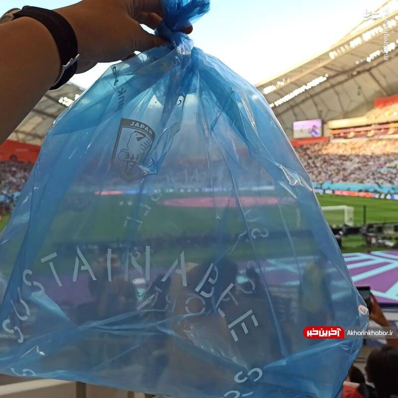 عکس/ داستان پلاستیکهای در دست تماشاگران ژاپنی