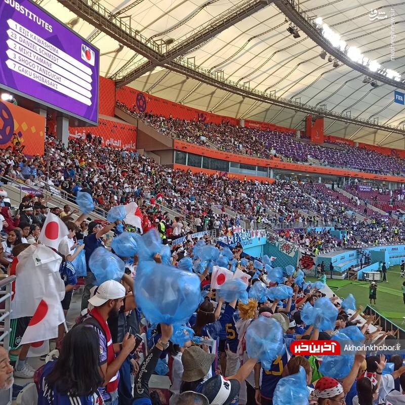 عکس/ داستان پلاستیکهای در دست تماشاگران ژاپنی