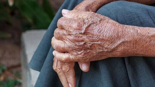 چرا مردان سریعتر از زنان پیر میشوند؟