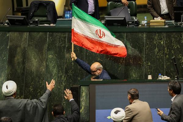 «دور افتخار» نمایندگان با پرچم ایران در صحن «بهارستان» + عکسها