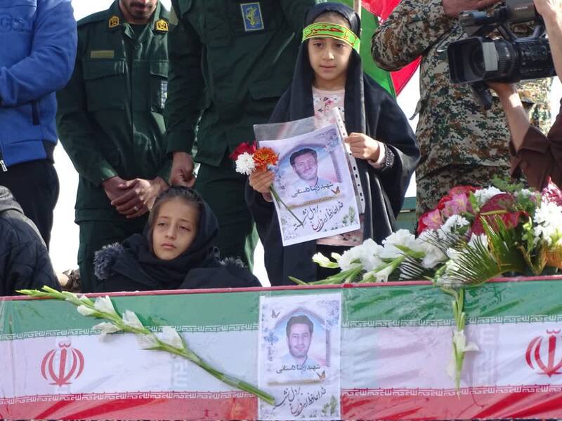 تشییع پیکر شهید داستانی بر دستان مردم اصفهان+ عکس