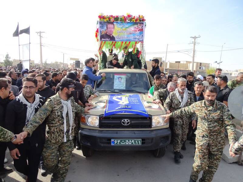 تشییع پیکر شهید داستانی بر دستان مردم اصفهان+ عکس