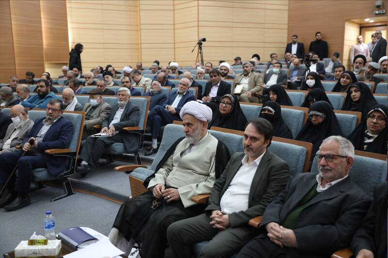 حفظ و دفاع از انقلاب را در پیروی از ولایت فقیه میدانیم/ عظمت انقلاب را باید از وسعت توطئه علیه آن دریافت