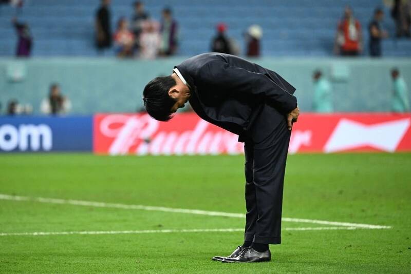 تواضع سرمربی ژاپن سوژه جام جهانی شد +عکس