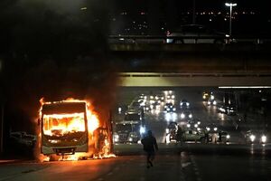 حمله حامیان بولسونارو به مقر پلیس در برزیل؛ خودروها در آتش سوختند