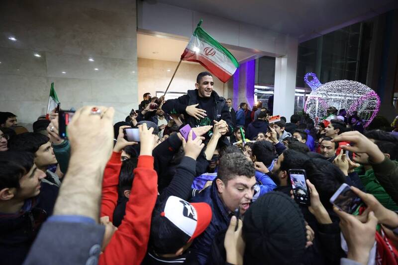 بازگشت تیم ملی کشتی آزاد از آمریکا با استقبال پرشور مردم +عکس