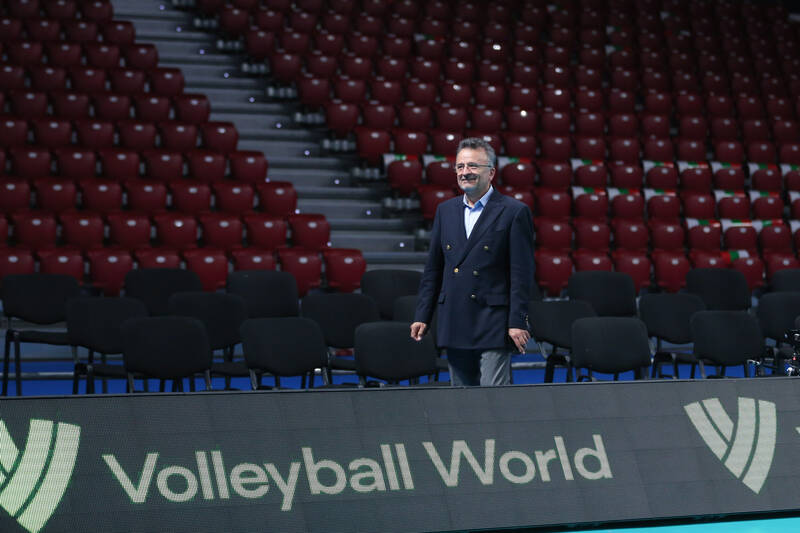 رئیس فدراسیون والیبال در خط پایان؟