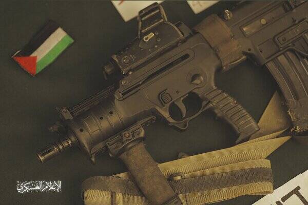 رونمایی گردانهای قسام از سلاح غنیمت گرفته شده از نظامی صهیونیست