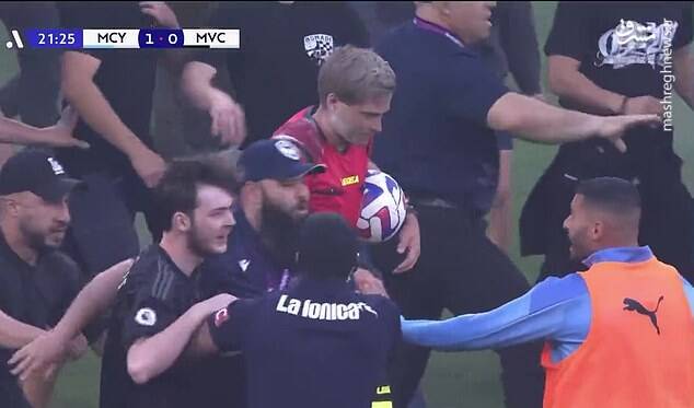 عکس/ هجوم تماشاگران به داخل زمین فوتبال در استرالیا