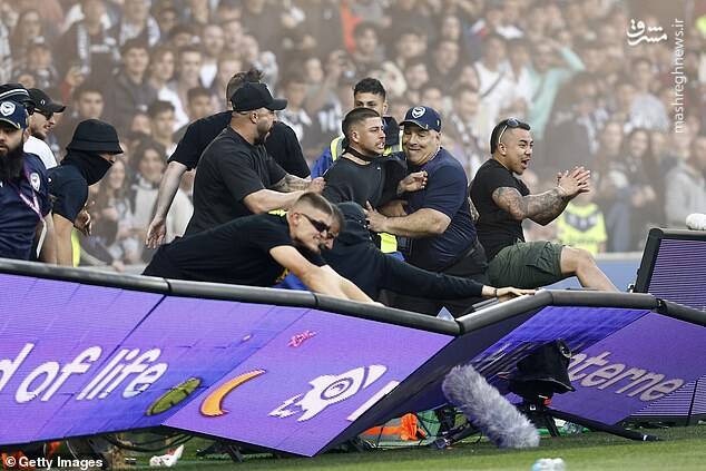 عکس/ هجوم تماشاگران به داخل زمین فوتبال در استرالیا