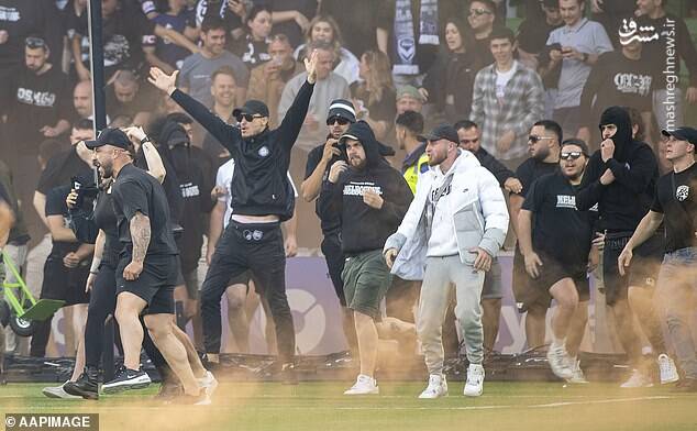 عکس/ هجوم تماشاگران به داخل زمین فوتبال در استرالیا