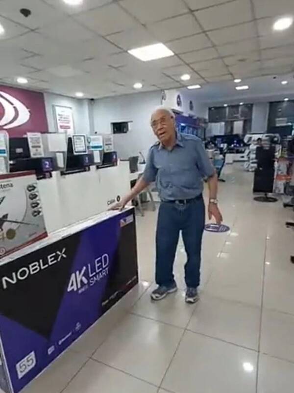 عکس/ پیرمردی که بازیهای آرژانتین را از ویترین فروشگاه تماشا کرد