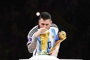 مسی راز نگاه به آسمان و زمزمه زیرلبش را فاش کرد؛ خبری از مارادونا و مادربزرگ نیست!