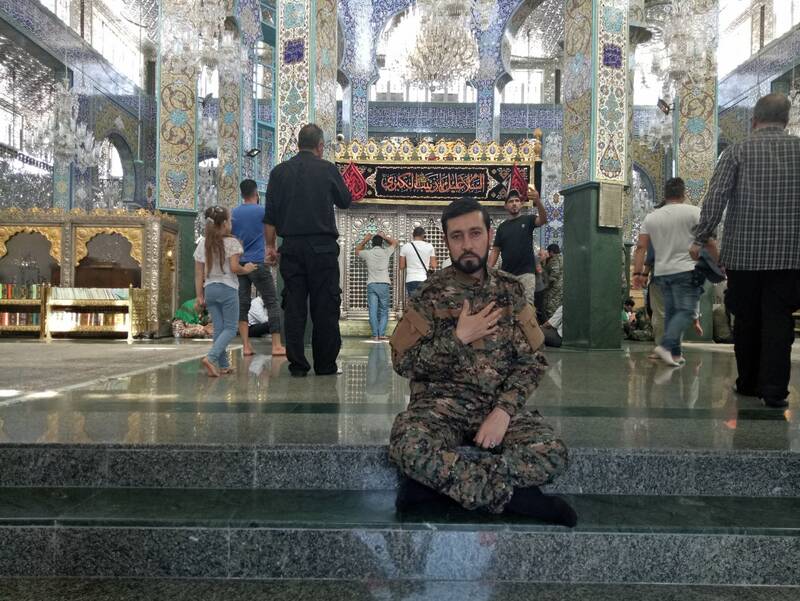 وقتی عالم وهابی محو اذان شیعی مدافع حرم شد+فیلم