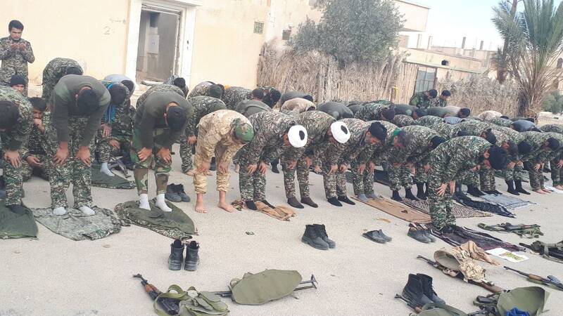 وقتی عالم وهابی محو اذان شیعی مدافع حرم شد+فیلم