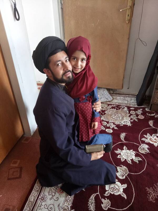 وقتی عالم وهابی محو اذان شیعی مدافع حرم شد+فیلم