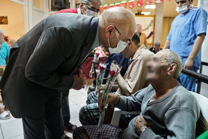عکس/ حضور یلدایی قالیباف در یکی از مراکز نگهداری از سالمندان