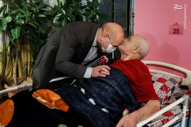 عکس/ حضور یلدایی قالیباف در یکی از مراکز نگهداری از سالمندان