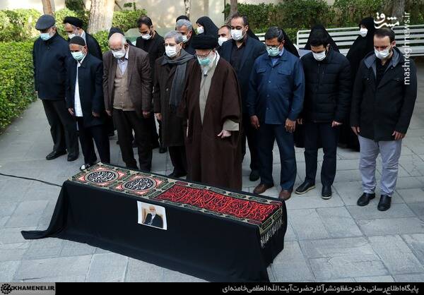 اقامه نماز رهبر انقلاب بر پیکر یار دیرین و صدیق انقلاب دکتر عباس شیبانی+ عکس