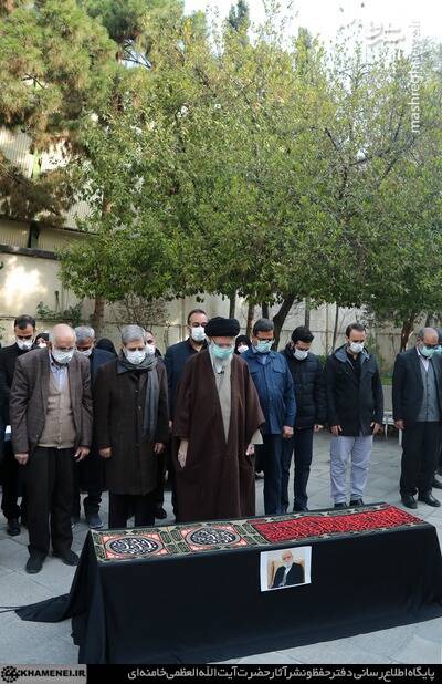اقامه نماز رهبر انقلاب بر پیکر یار دیرین و صدیق انقلاب دکتر عباس شیبانی+ عکس