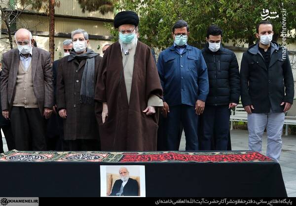 اقامه نماز رهبر انقلاب بر پیکر یار دیرین و صدیق انقلاب دکتر عباس شیبانی+ عکس