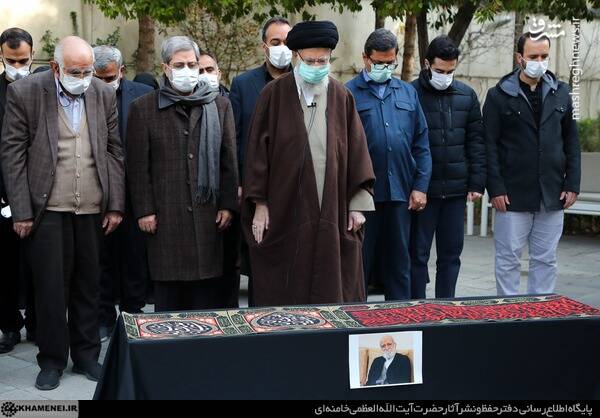 اقامه نماز رهبر انقلاب بر پیکر یار دیرین و صدیق انقلاب دکتر عباس شیبانی+ عکس