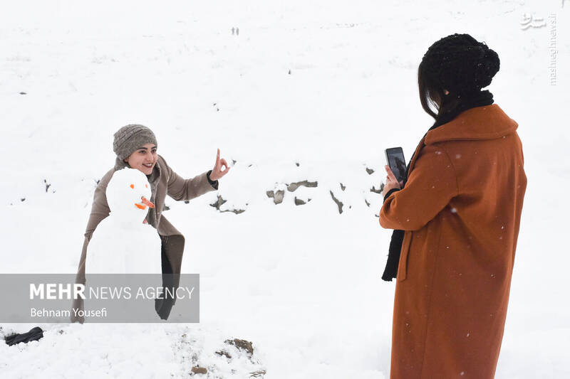 عکس/ تیوپ سواری اراکیها با اولین برف