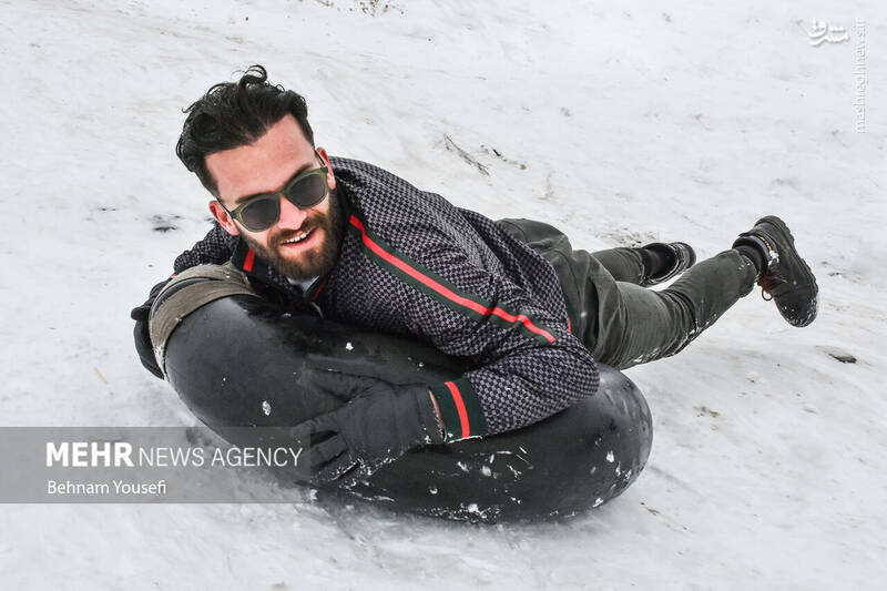 عکس/ تیوپ سواری اراکیها با اولین برف
