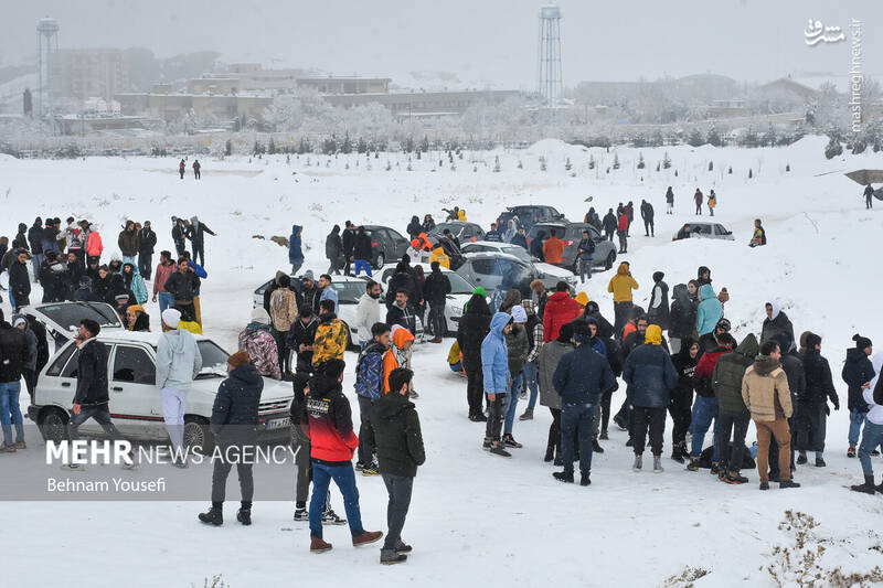 عکس/ تیوپ سواری اراکیها با اولین برف