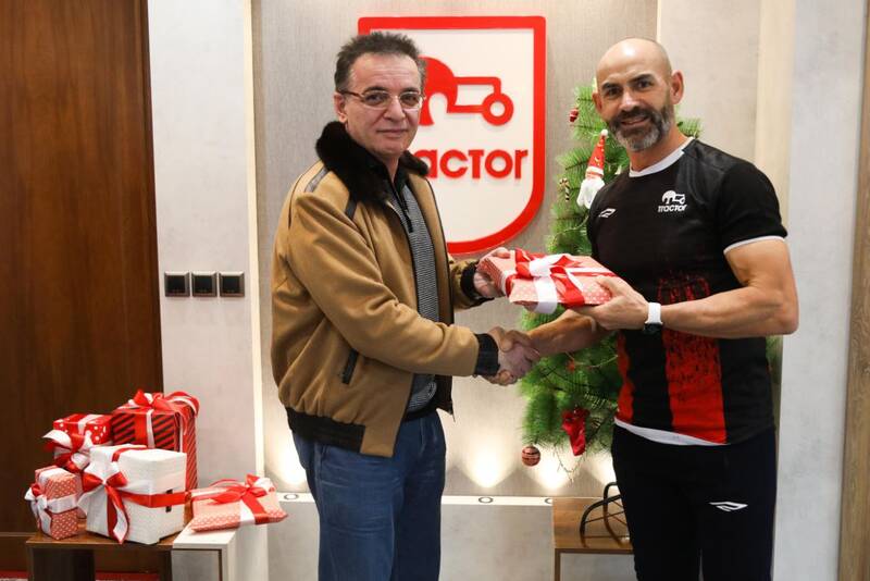 هدیه کریسمسی زنوزی به خارجیهای تراکتور +عکس