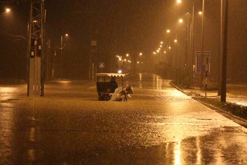 استفاده ابزاری رژیم صهیونیستی از آب باران علیه اهالی غزه+عکس