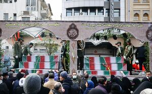 نواختن سرود ملی ایران در مراسم تشییع شهدای گمنام