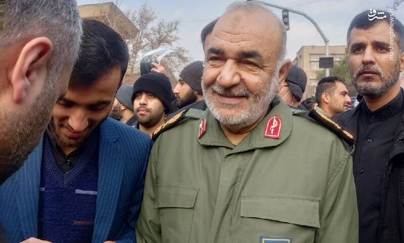 لالههای فاطمی بر روی دستان مردم تهران/ اینجا حرف حاج قاسم معنا شد +عکس و فیلم