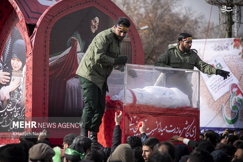 عکس/ آیین تشییع ۱۳ شهید گمنام در اصفهان