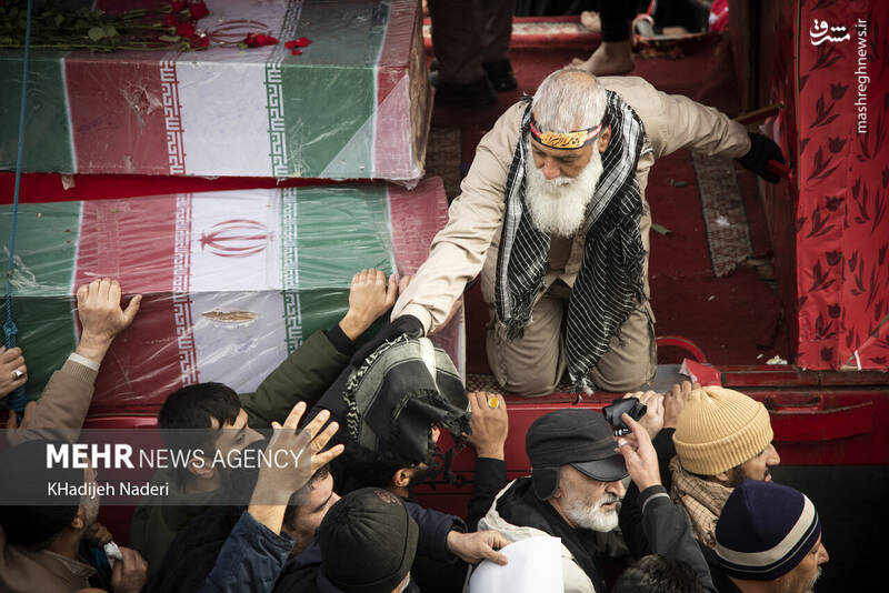 عکس/ آیین تشییع ۱۳ شهید گمنام در اصفهان