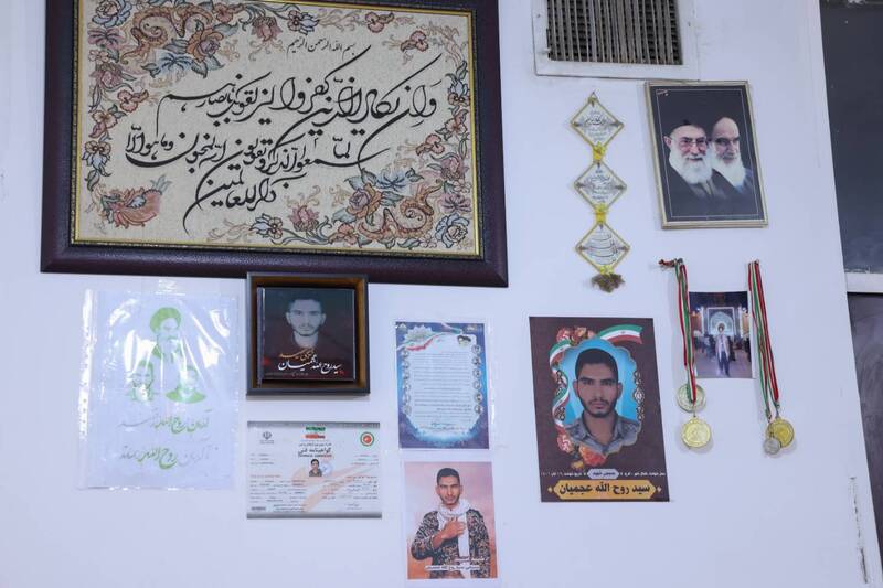 دیدار جمعی از اعضای حوزه سلامت و نمایندگان مجلس با خانواده شهید روح الله عجمیان