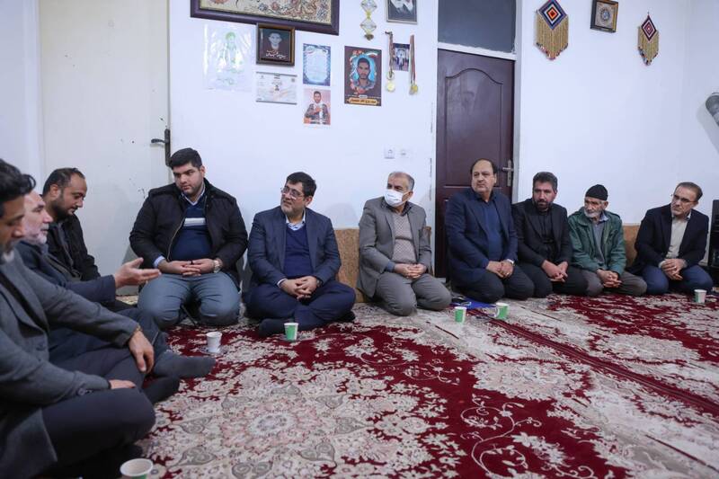 دیدار جمعی از اعضای حوزه سلامت و نمایندگان مجلس با خانواده شهید روح الله عجمیان