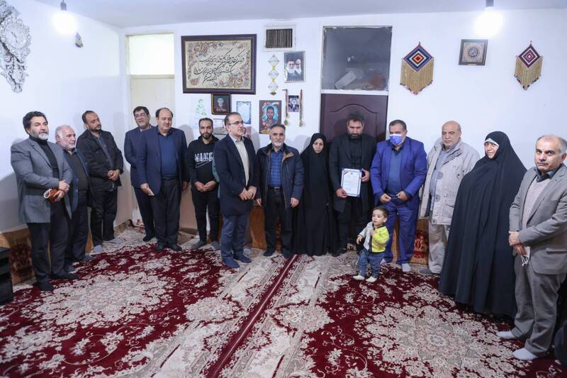 دیدار جمعی از اعضای حوزه سلامت و نمایندگان مجلس با خانواده شهید روح الله عجمیان