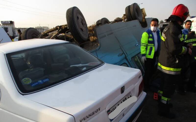 واژگونی مینیبوس ۱۱ مصدوم بر جای گذاشت+ تصاویر