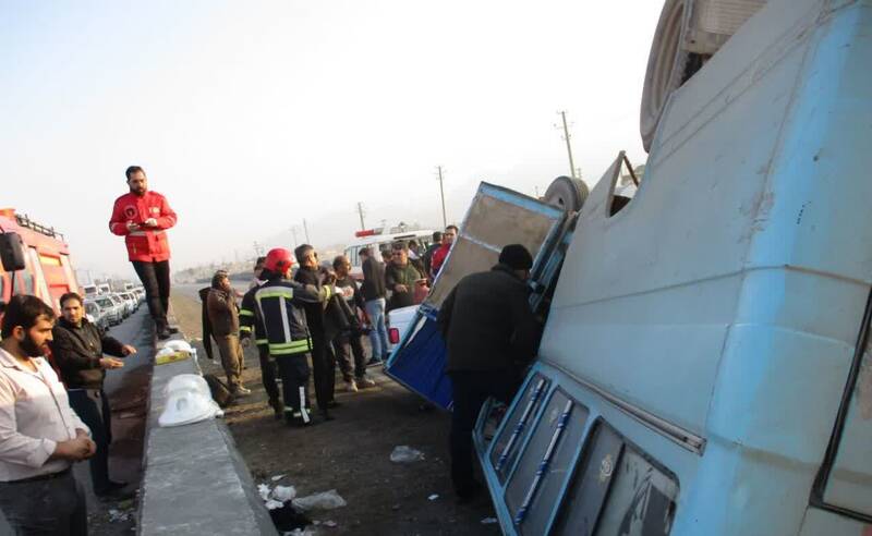 واژگونی مینیبوس ۱۱ مصدوم بر جای گذاشت+ تصاویر