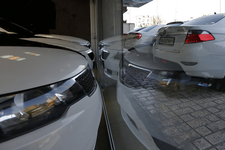 ریزش قیمت ها به بازار خودرو رسید/ افت ۱۵ تا ۱۶۰ میلیون تومانی قیمت انواع خودرو