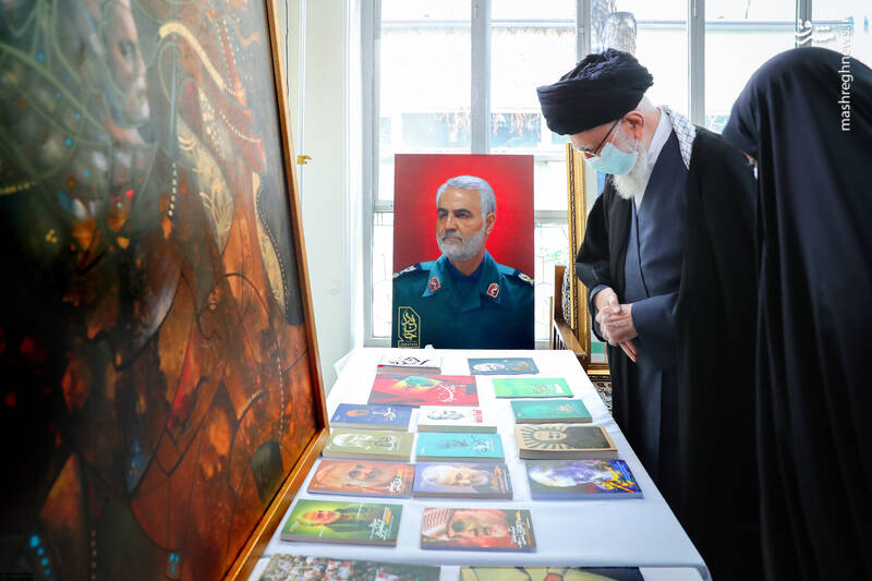 رهبر انقلاب از نمایشگاه تولیدات فرهنگی پیرامون شهیدسلیمانی بازدید کردند