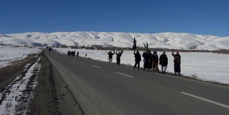 زائران عراقی با پای پیاده به خراسان رضوی رسیدند +فیلم