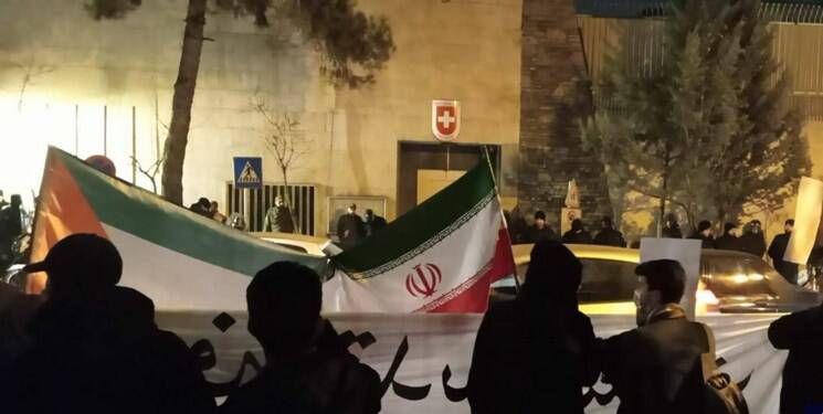 دانشجویان مقابل سفارت سوئیس،تجمع کردند / بیانیه دانشجویان: سردار حاج قاسم سلیمانی، معادلات تروریسم و حامیان وی در منطقه را برهم زد 2