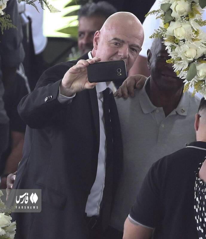 واکنش رئیس فیفا به گرفتن عکس سلفی با تابوت پله!