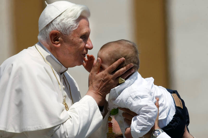 از عضویت در جوانان هیتلری تا توهین به پیامبر اسلام(ص) /مرگ پاپ همراه با کارنامهای سیاه از رسوایی «تجاوز جنسی» کشیشان به کودکان +عکس